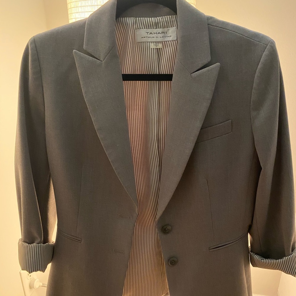Tahari Arthur S. Levine blazer size 4